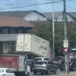 Baú de caminhão se solta e destrói árvore na Av. Raul Barbosa