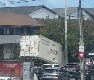 Baú de caminhão se solta e destrói árvore na Av. Raul Barbosa