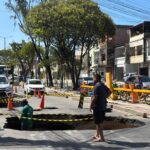 Cratera se abre na Avenida Leste-Oeste após rompimento de tubulação e interdita trecho no Pirambu