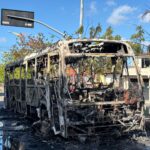 Ônibus da linha 015 – Conjunto Ceará/Antônio Bezerra é destruído por incêndio na Avenida I