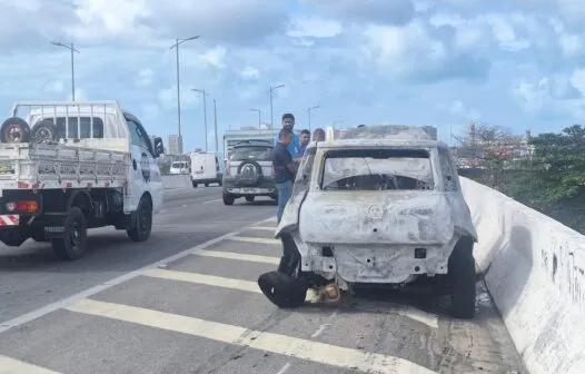 Carro pega fogo sobre viaduto na BR-116, em Fortaleza; não houve feridos