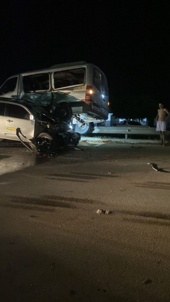 Acidente envolvendo carro e topic é registrado em Trairi, no Ceará