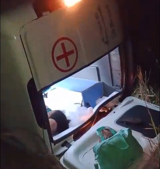 Ambulância com pacientes e bebê cai em ribanceira no Ceará; mulher morre