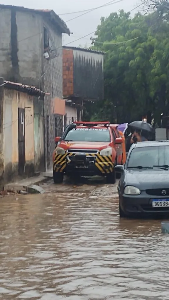 Corpo de menino de 15 anos é encontrado em canal após desaparecimento durante chuva em Fortaleza