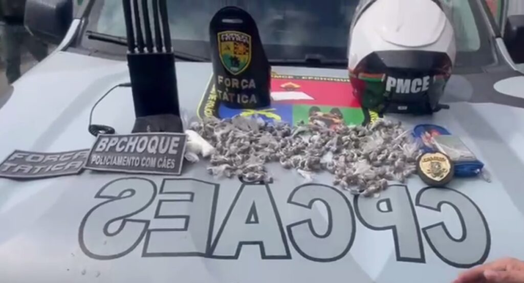 Homem é preso com 550 trouxinhas de drogas após cães farejadores encontrem esconderijo, no Ceará