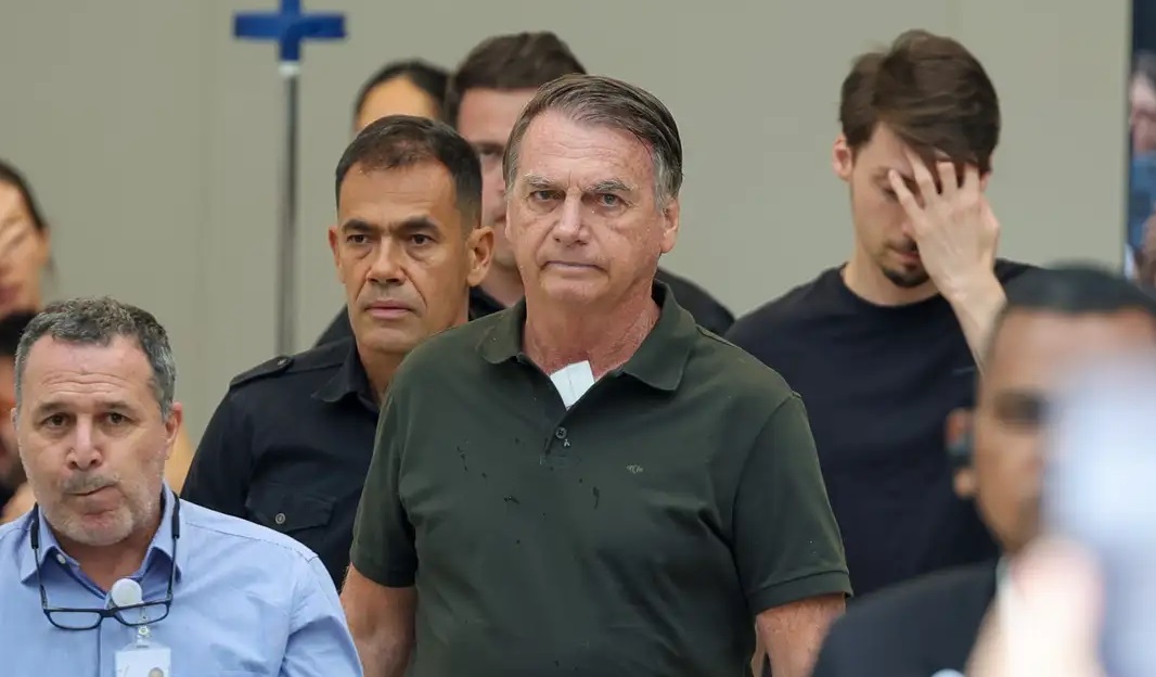 Moraes nega pedido de prisão domiciliar para Jair Bolsonaro e determina retorno à PF após alta