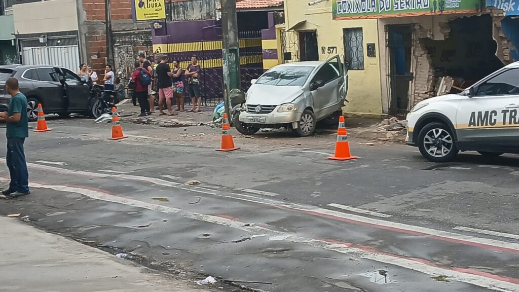 Motorista perde controle, atinge carro e invade dois comércios em avenida de Fortaleza