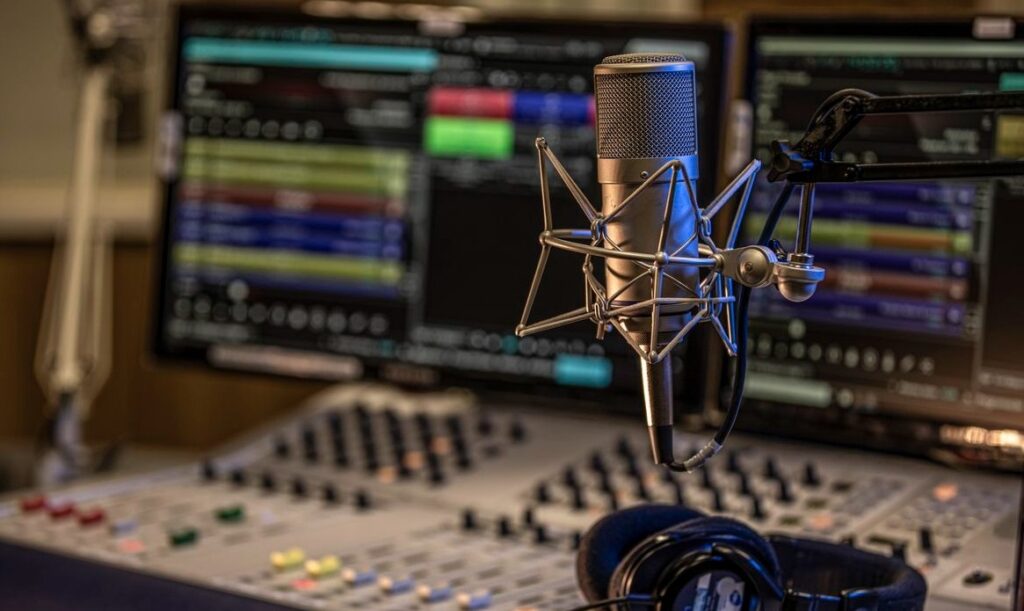 Lula sanciona lei que padroniza carteira profissional de radialista; entenda o que muda