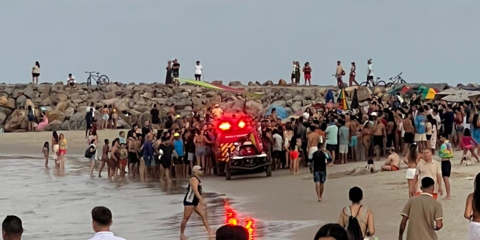 Mulher morre afogada na praia do Icaraí, no Ceará