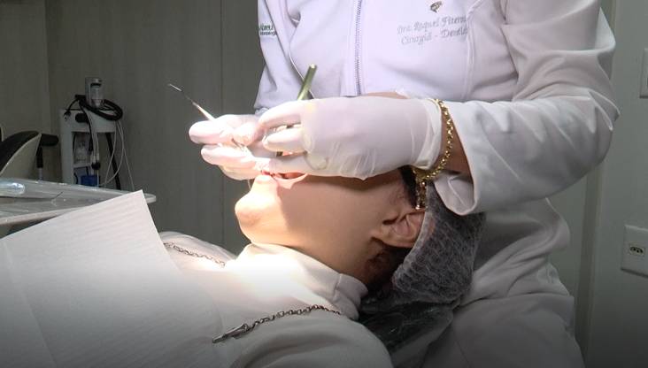 Escovar os dentes, usar fio dental e visitar o dentista são fundamentais para saúde bucal