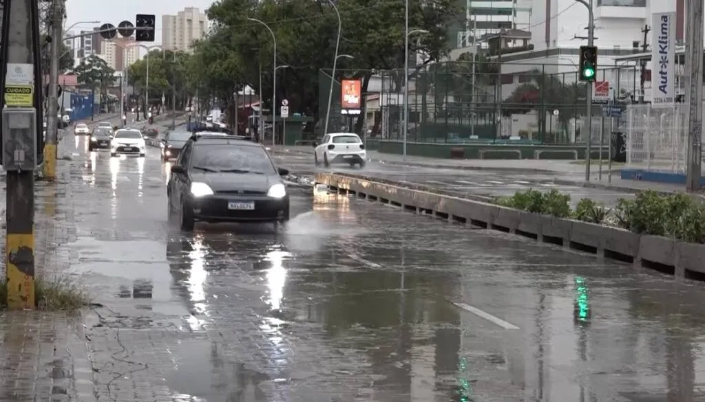 Primeira grande chuva de 2026 em Fortaleza deixa diversos pontos alagados