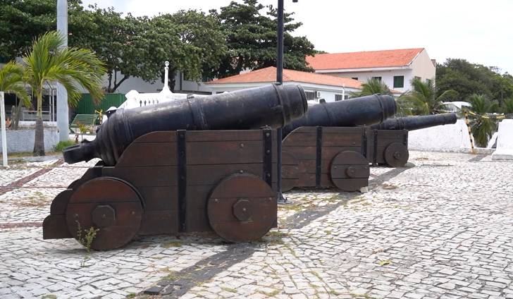 Fortaleza surgiu a partir de uma fortificação militar e teve sua origem ligada à defesa do território