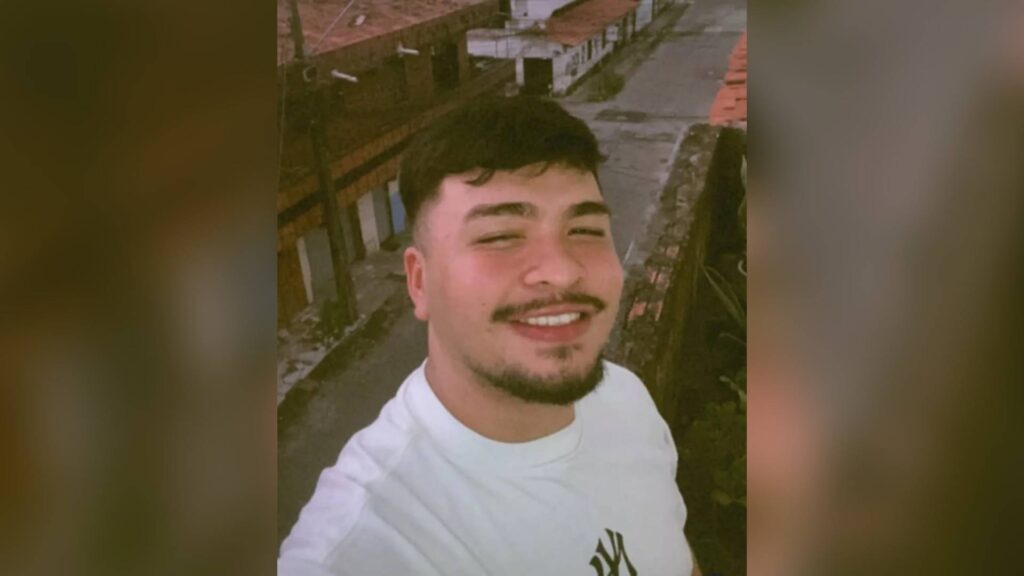 Jovem baleado na cabeça durante briga em barraca de praia segue internado em Fortaleza