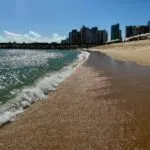Após chuvas, somente oito praias de Fortaleza estão próprias para banho no fim de semana; entenda