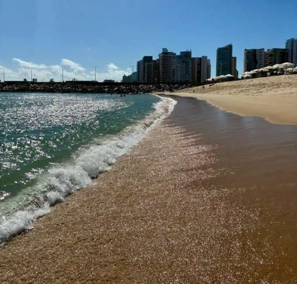 Após chuvas, somente oito praias de Fortaleza estão próprias para banho no fim de semana; entenda