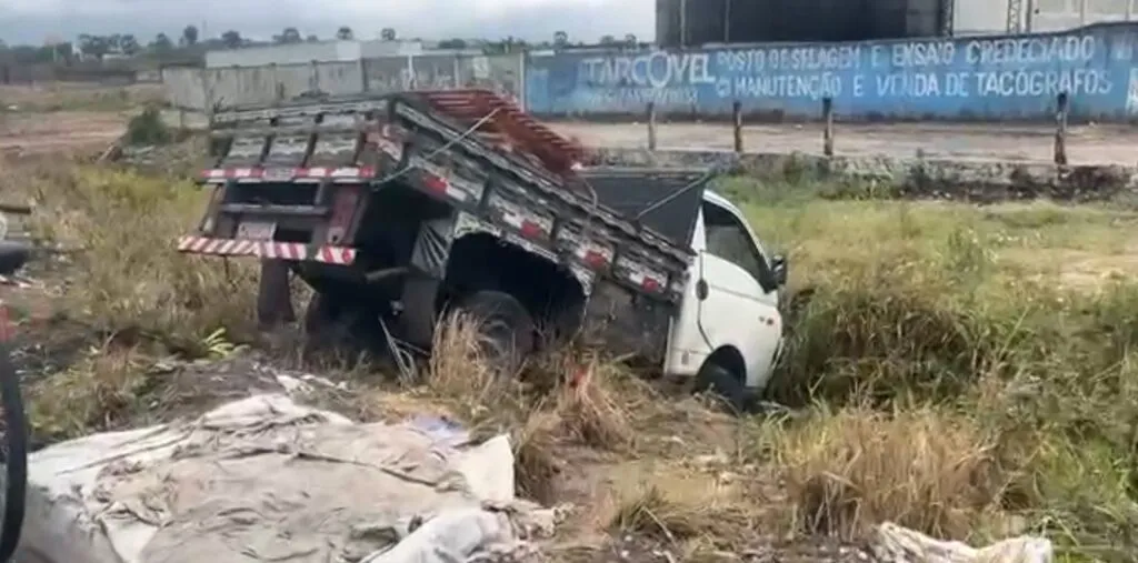 Carro tenta fazer retorno irregular e causa acidente com mais três veículos no Anel Viário
