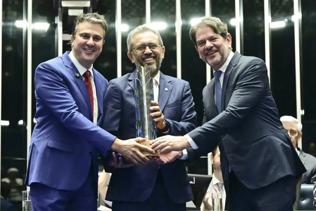 Elmano diz que coordenação da campanha de reeleição ficará com Cid e Camilo