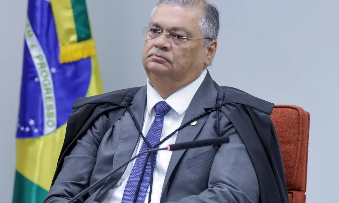 Dino suspende 'penduricalhos' acima do teto do funcionalismo nos Três Poderes; entenda