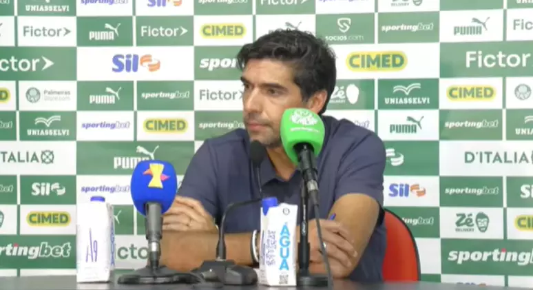 Árbitro detalha em súmula expulsão de Abel por reclamação com bandeirinha: ‘Você é cega?’