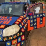 Artesã de Goiás cobre carro com crochê e ganha destaque na web