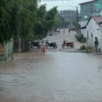Chuva provoca alagamentos em ruas e causa transtornos em Canindé, no interior do Ceará