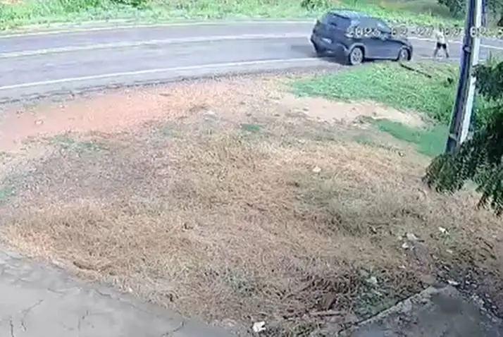 Mulher é atropelada por carro enquanto andava em acostamento de rodovia no Ceará