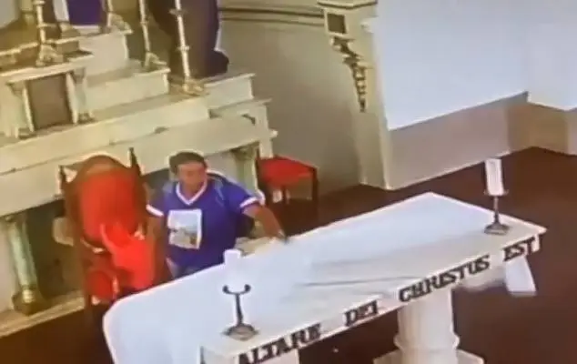 Mulher se benze antes de furtar véu do altar da Igreja Matriz de São José, em Ubajara, no Ceará