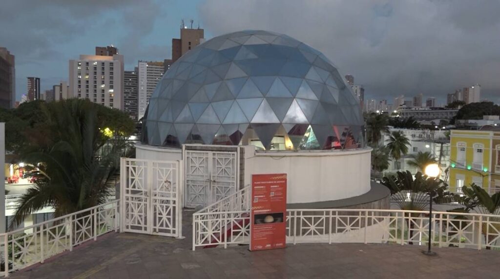 Centro Dragão do Mar e Av. Monsenhor Tabosa atraem turistas na Praia de Iracema