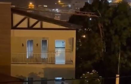 Raio atinge antena de rádio e torre desaba sobre duas casas durante chuva em Orós, no Ceará