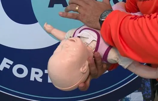 Engasgos em crianças podem evoluir para parada cardiorespiratória; saiba os cuidados