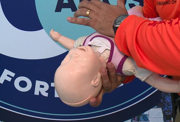 Engasgos em crianças podem evoluir para parada cardiorespiratória; saiba os cuidados