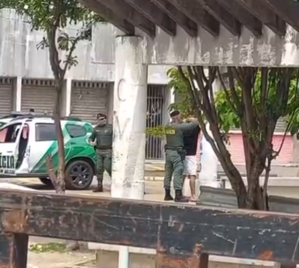 Pai é agredido por policiais após deixar filhos na escola em Fortaleza