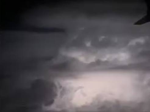 Passageiro registra “festival de raios” durante voo entre Montevidéu e Fortaleza