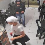 Criminoso armado invade pizzaria e assalta funcionária e cliente em Caucaia