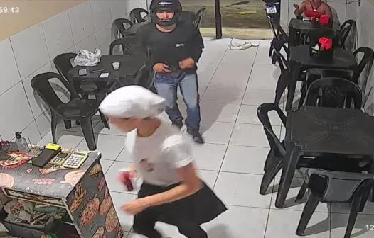 Criminoso armado invade pizzaria e assalta funcionária e cliente em Caucaia