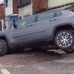 Carro cai e fica preso em buraco em avenida de Fortaleza