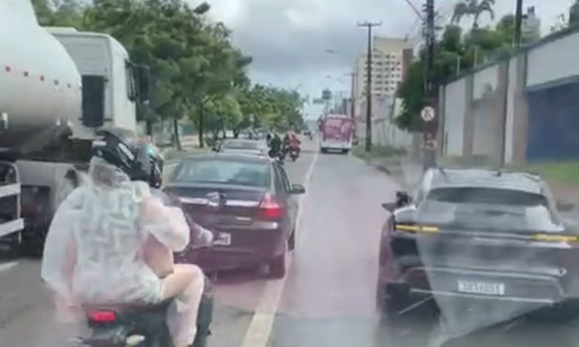 Acidente entre caminhão e Porsche deixa prejuízo de R$ 20 mil em Fortaleza