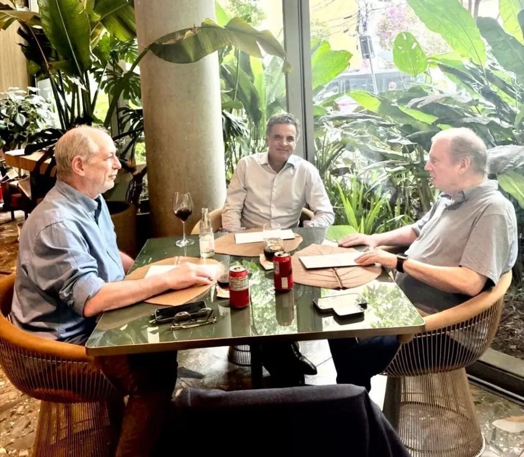 Aécio se reúne com Ciro e Tasso e debate cenário político do Ceará para as eleições de 2026