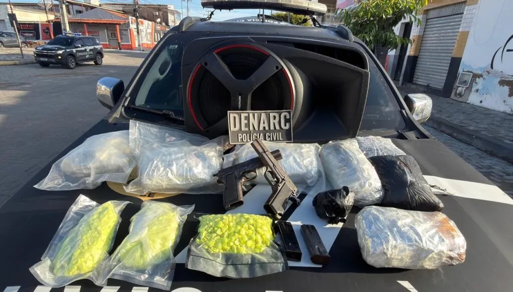 Armas e drogas são encontradas pela polícia dentro de caixa de som em Tauá, no Ceará