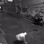 Câmera flagra ladrões fugindo pelo telhado de casa após invasão no bairro Parangaba, em Fortaleza