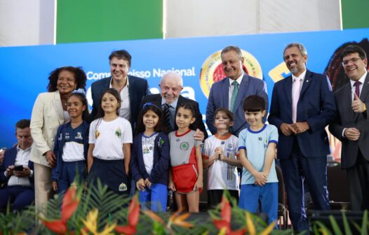 Ceará recebe selo ouro de compromisso com a educação em cerimônia com Elmano, Camilo e Lula