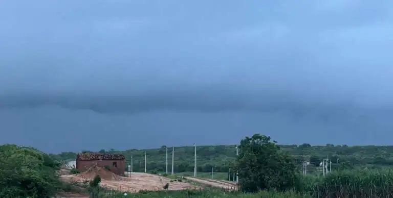 Ceará tem alerta de chuvas intensas com raios até esta quarta-feira (11), diz Funceme