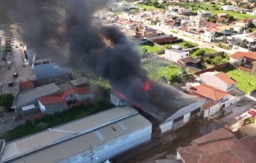 Incêndio de grandes proporções é registrado em galpão em Aracati, no Ceará