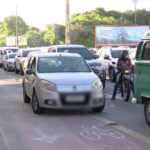 Invasão de ciclofaixas por motos e carros gera multas e preocupa ciclistas em Fortaleza