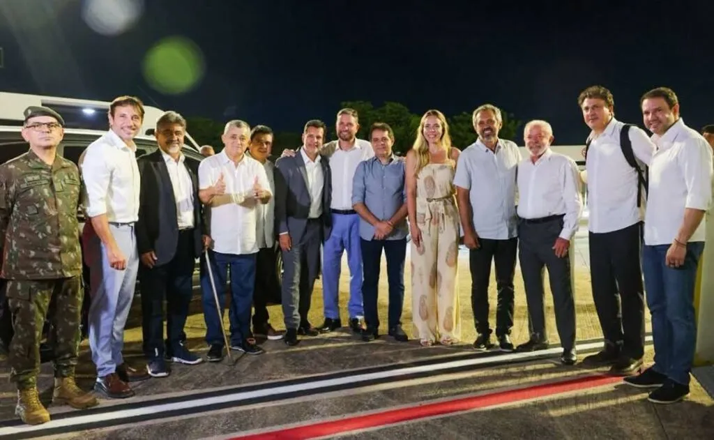 Lula chega a Fortaleza e é recebido por Elmano de Freitas para agenda oficial no Ceará