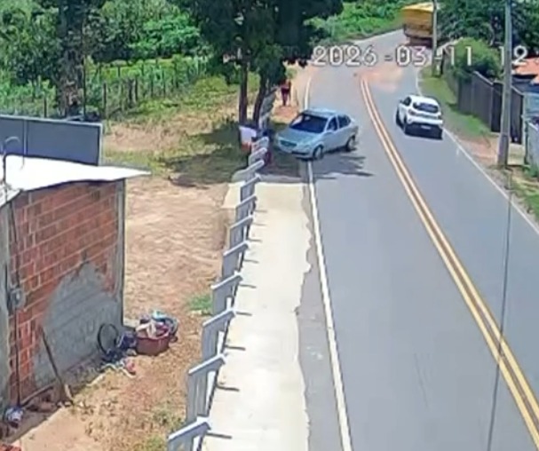 Motorista perde controle em curva e atropela duas pessoas no interior do Ceará; vídeo