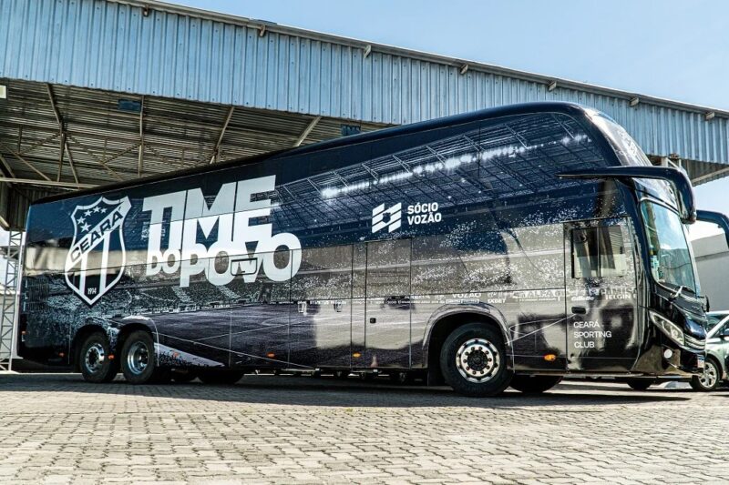 Ônibus do Ceará se envolve em acidente com carro em avenida de Fortaleza