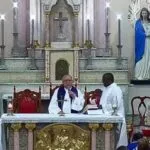 Padre alerta fiéis sobre casos de nudez em praça e assédio sexual próximo à igreja em Fortaleza