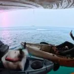 Pescadores registram raio no mar durante chuva em Fortaleza, nesta quarta-feira (18)