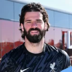 Alisson desfalca Liverpool na Champions por desconforto muscular e seleção fica em alerta